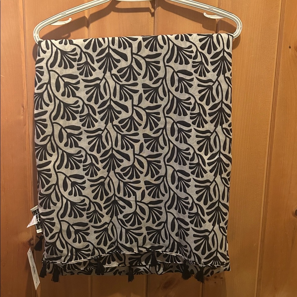 Jessica Simpson Black and White Patterned Scarf/Wrap